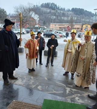 Ravenski koledniki prepevali kolednice v Mestni hiši (4)